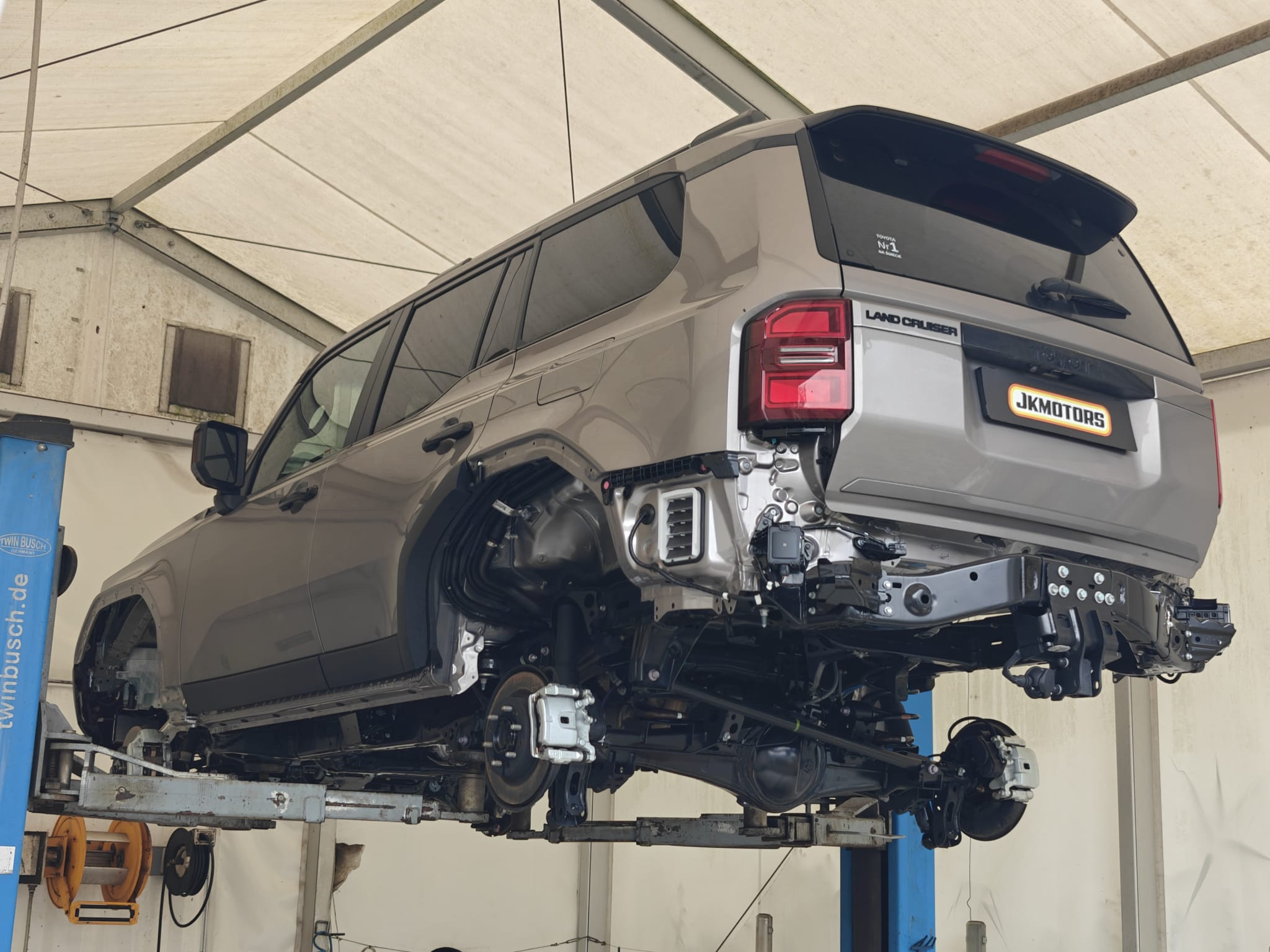Konserwacja podwozia konserwacja podwozia nowego samochodu podwozie toyota land cruiser 250 w firmie jkmotors w gdansku — realizacja JK Motors nr 4