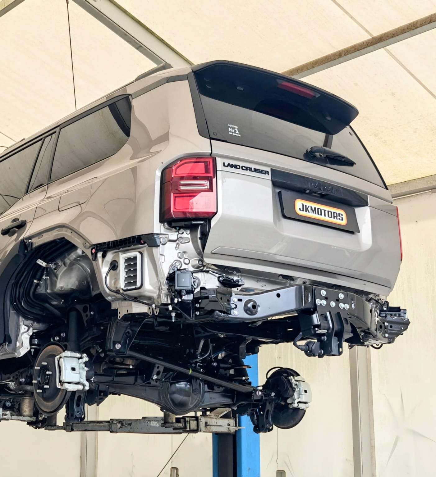 Konserwacja podwozia konserwacja podwozia nowego samochodu podwozie toyota land cruiser 250 w firmie jkmotors — realizacja JK Motors nr 5